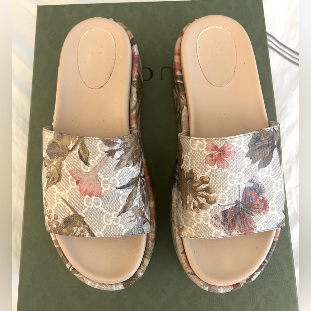 GUCCI : GG Supreme Monogram Water Flora Angelina Platform Slide